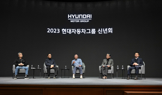 정의선 현대차그룹 회장(왼쪽 세 번째), 장재훈 현대차 사장(왼쪽 네번째), 송호성 사장(왼쪽 다섯 번째), 박정국 연구개발본부 사장(왼쪽 두번째), 송창현 TaaS본부 사장(왼쪽 첫 번째)이 3일 경기 화성 현대차·기아 남양연구소에서 열린 신년회에서 직원들과 질의응답을 하고 있다. 현대차그룹 제공